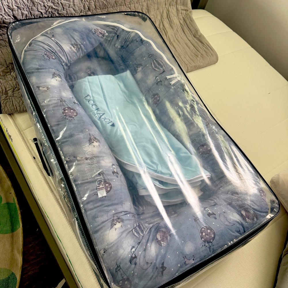 Dockatot Grand w extra cover EUC